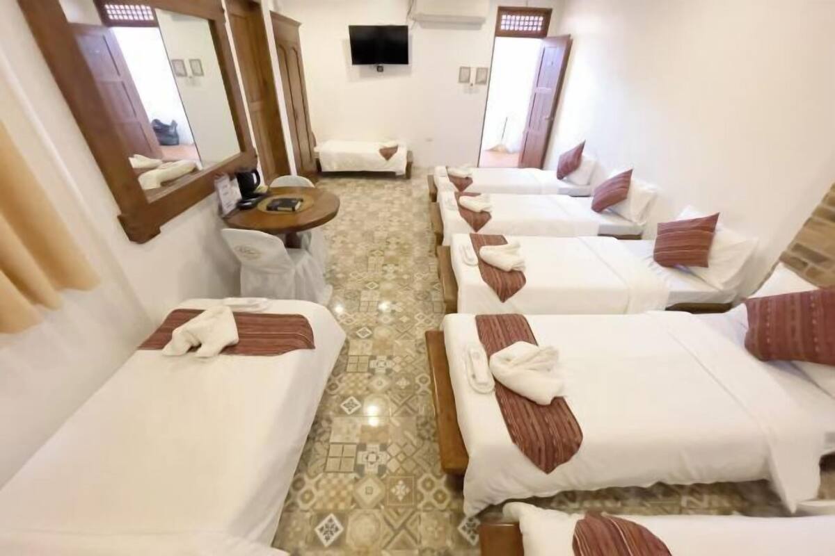 19 bedrooms, desk, free WiFi, bed sheets