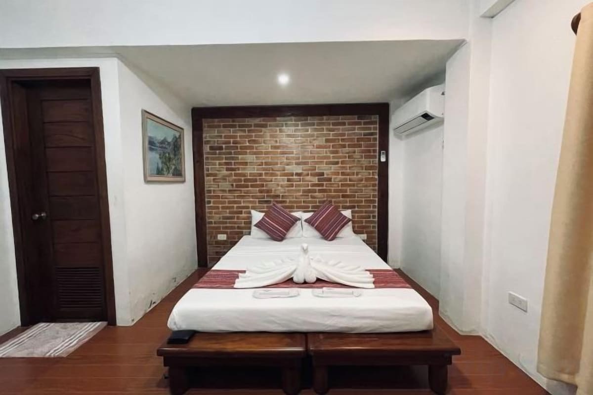 Desk, WiFi (free), bed sheets