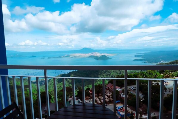Property grounds - Deluxe Family Room in Tagaytay With Taal Lake View (Tagaytay)