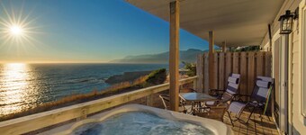 Stunning by OceanviewHotTubs Tesla Charging Oceanfront! Shelter Cove