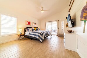 3 habitaciones, escritorio y tabla de planchar con plancha