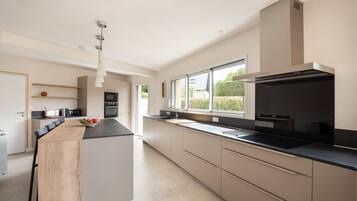 Een koelkast, een microgolfoven, een oven, een vaatwasser