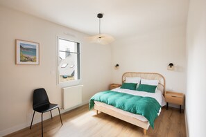 4 bedrooms, iron/ironing board, free WiFi