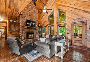 Smart-TV, Kamin, Videospiele, DVD-Player