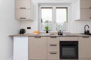 洗碗机、电热水壶、厨具/餐具