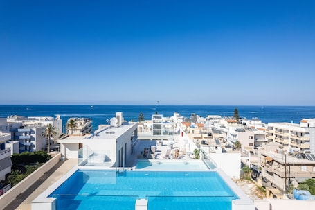 Una piscina al aire libre de temporada