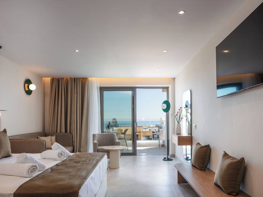 Rom – superior, sjøutsikt | Safe på rommet, strykejern/-brett, wi-fi (inkludert) og sengetøy