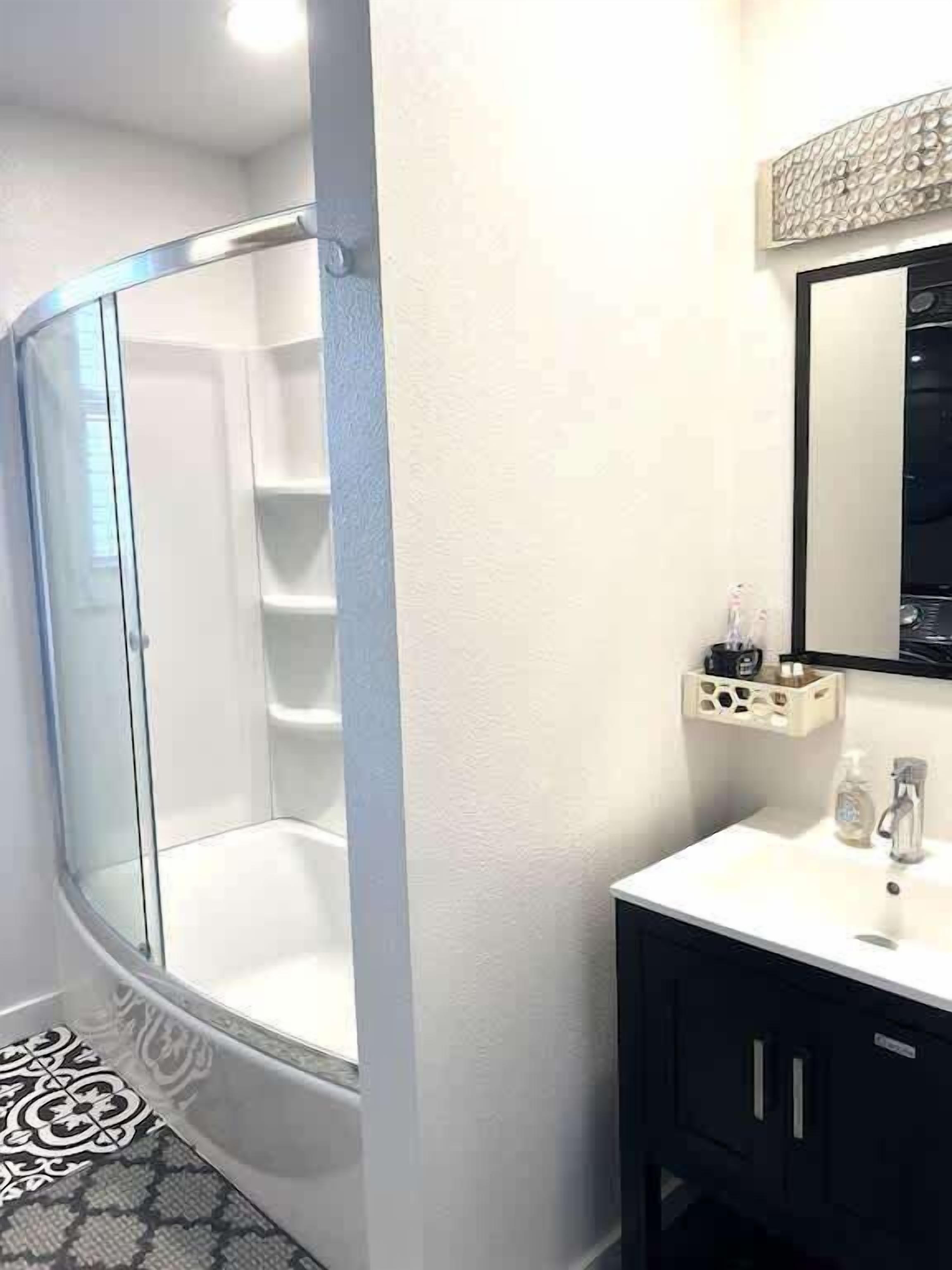 Douche, sèche-cheveux, serviettes fournies, savon