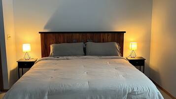 4 bedrooms, iron/ironing board, WiFi, bed sheets