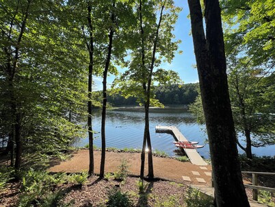 Beautiful lakefront cabin just minutes from downtown Eagle River!