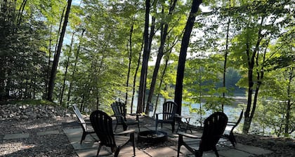 Beautiful lakefront cabin just minutes from downtown Eagle River!