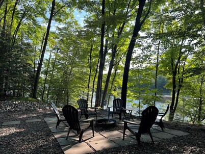 Beautiful lakefront cabin just minutes from downtown Eagle River!