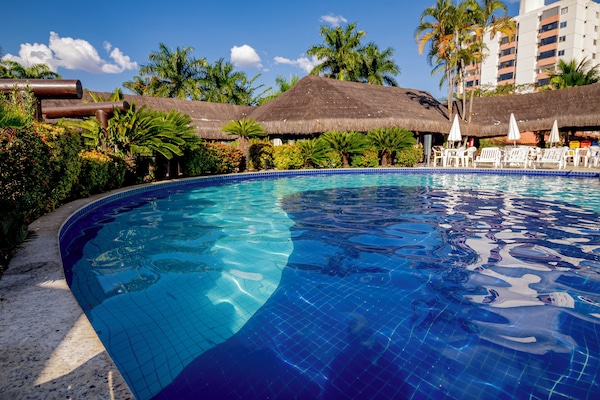 4 piscinas techadas, abierta desde las 07:00 hasta las 22:00, sombrillas