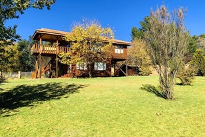 Exterior - Nougat Cabin. Luxury log cabin within walking distance of shops and restaurants. (Clarens)