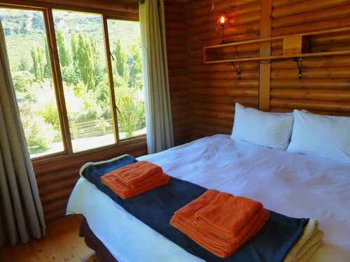 Nougat Cabin. Luxury log cabin within walking distance of shops and restaurants.