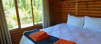 Nougat Cabin. Luxury log cabin within walking distance of shops and restaurants.