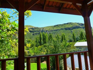 Property grounds - Nougat Cabin. Luxury log cabin within walking distance of shops and restaurants. (Clarens)