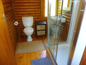 Towels, soap, toilet paper - Nougat Cabin. Luxury log cabin within walking distance of shops and restaurants. (Clarens)