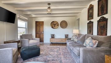 Smart TV, fireplace, stereo