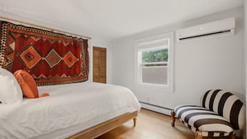1 bedroom, iron/ironing board, travel crib, WiFi