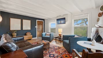 Smart TV, fireplace, stereo