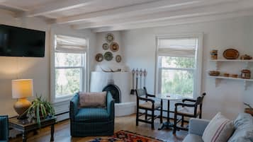 Smart TV, fireplace, stereo