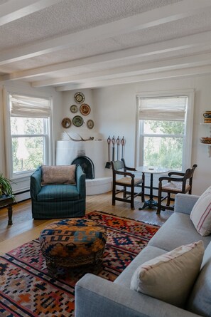 Smart TV, fireplace, stereo