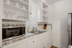 Coffee/tea maker, fridge, microwave, oven - Tesuque Outpost |Casita H | Best views in Santa Fe (Santa Fe)