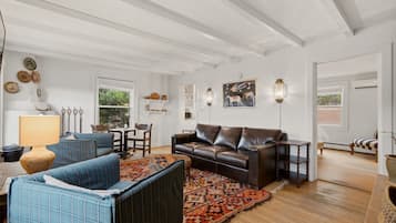 Smart TV, fireplace, stereo