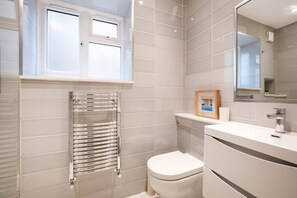 Appartement Ville | Salle de bain | Douche, articles de toilette gratuits, sèche-cheveux