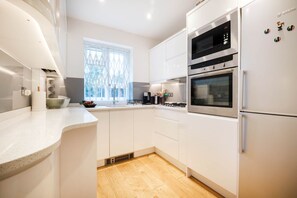 City Apartment | Private kitchen | Full-sized fridge, microwave, oven, stovetop - Islington - Shoreditch 1BR Apartment (London)