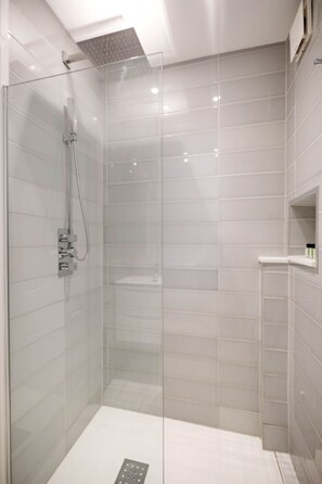 City Apartment | Bathroom | Shower, free toiletries, hair dryer, towels - Islington - Shoreditch 1BR Apartment (London)
