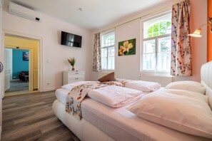 Apartment Christa | Cortinas blackout, Wi-Fi de cortesia, roupa de cama
