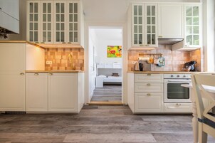 Refrigerador con freezer, horno, placa de cocina, lavavajillas