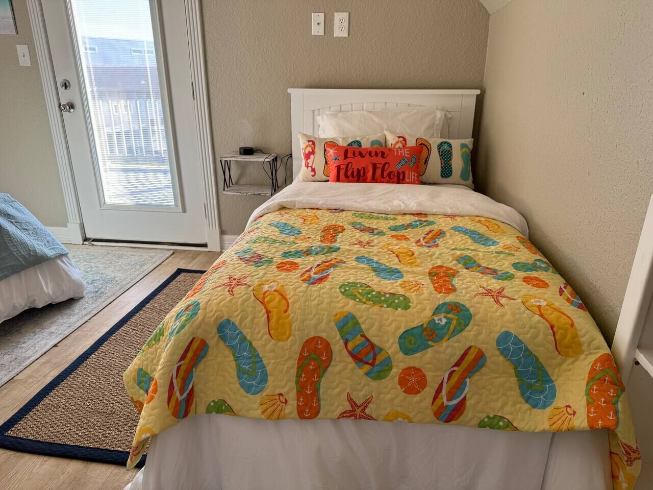 3 habitaciones, tabla de planchar con plancha y cuna de viaje 