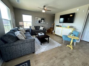 Televisor intel·ligent, reproductor de DVD i videoteca 