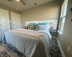 3 dormitoris, planxa i posts de planxar i un bressol de viatge 