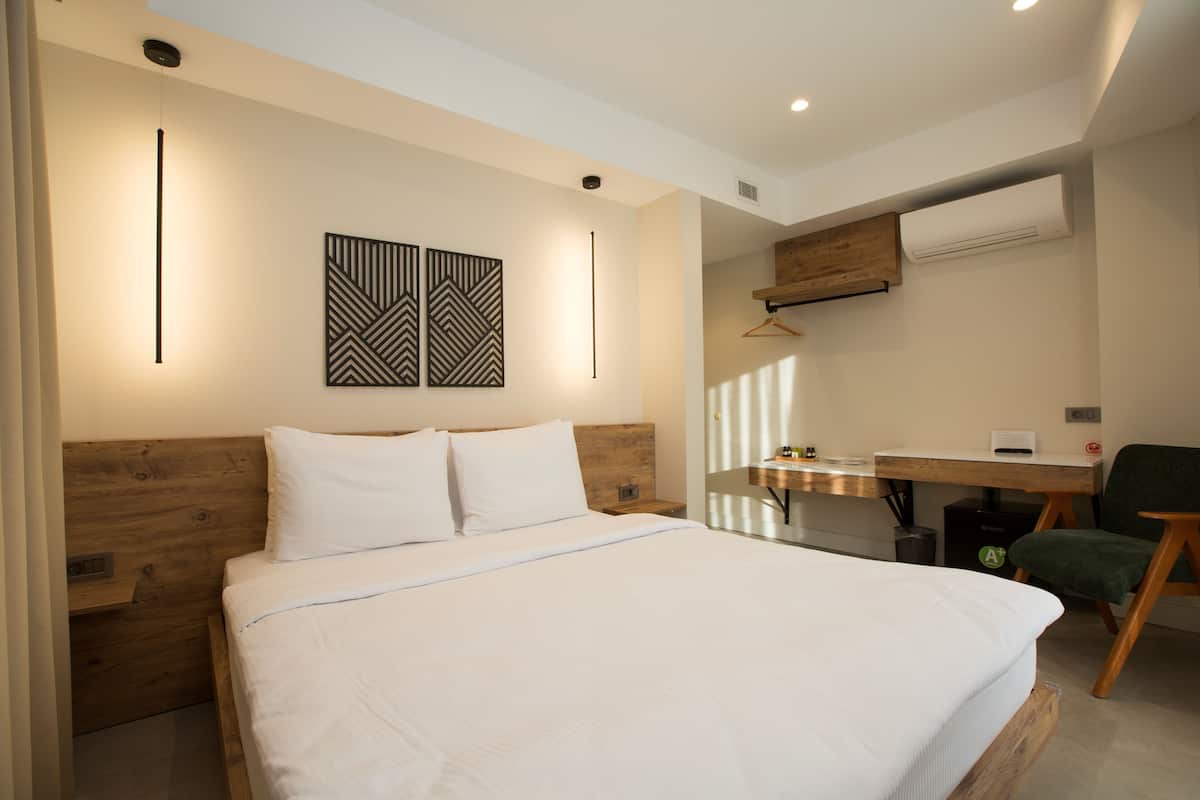 Standard Room, 1 Queen Bed, Non Smoking, City View | Egyptian cotton sheets, premium bedding, free minibar items