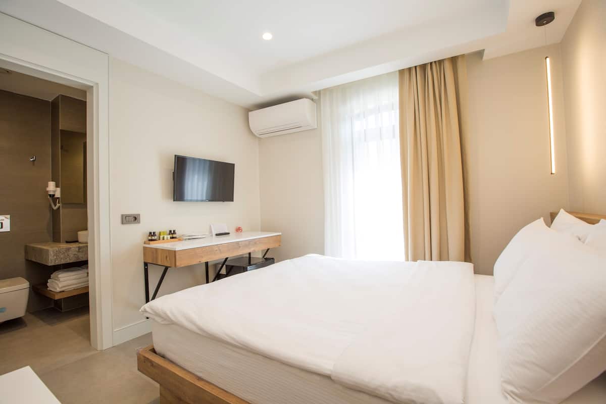Basic Room, 1 Queen Bed, Non Smoking, City View | Egyptian cotton sheets, premium bedding, free minibar items
