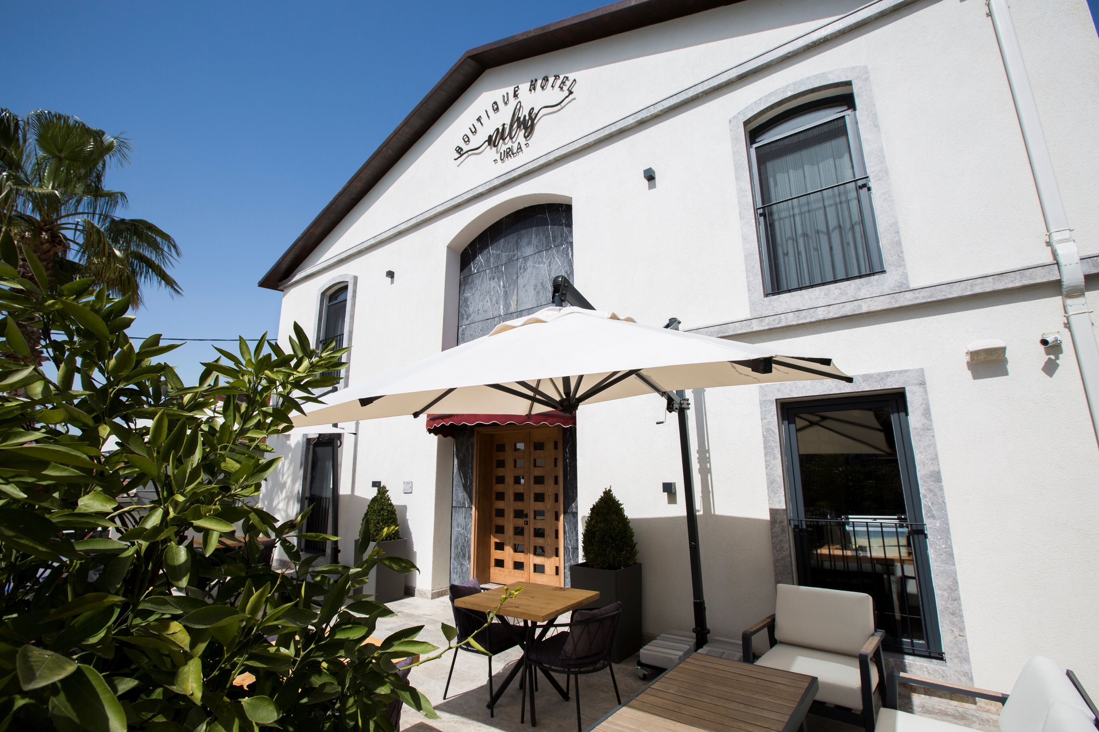 Vista frontal de la propiedad