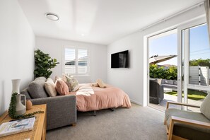 3 slaapkamers, een strijkplank/strijkijzer, reisbedje, wifi
