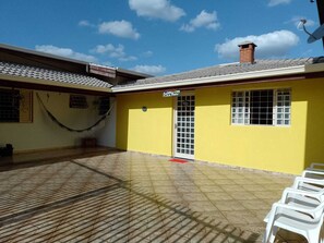 Terrace/patio - Cozy HOUSE close to the Water Park in Águas de Lindóia UNMISSABLE 🏡😊 (Jardim Lazari Águas de Lindóia)