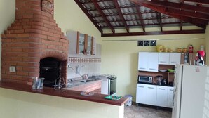 Eine Küche mit Backofen, weißen Schränken und einer gefliesten Spritzschutzwand.