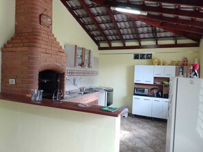 Fridge, microwave, oven, stovetop - Cozy HOUSE close to the Water Park in Águas de Lindóia UNMISSABLE 🏡😊 (Jardim Lazari Águas de Lindóia)