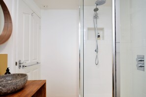 Towels - Studio on the Shore - coastal, stunning sea views, sleeps 2 (Innellan)