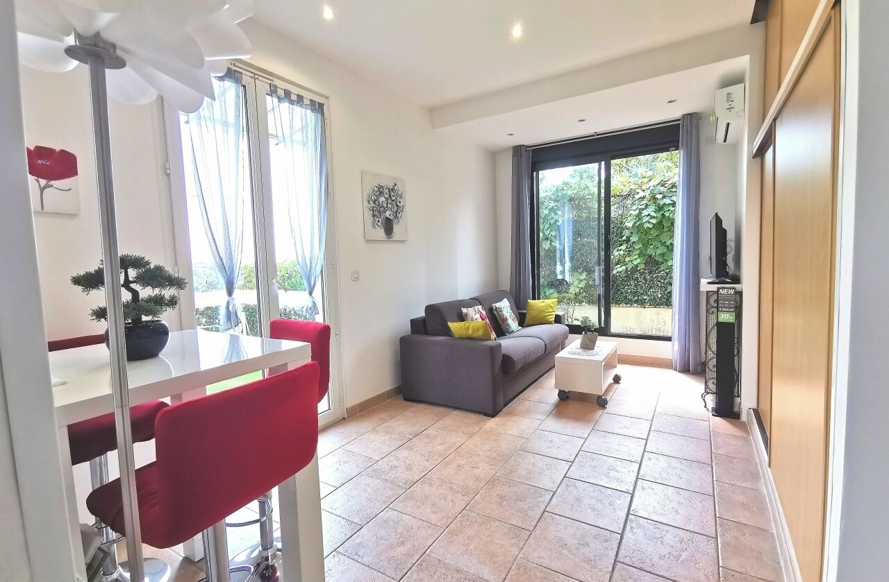 Smart TV, DVD player, table tennis, books