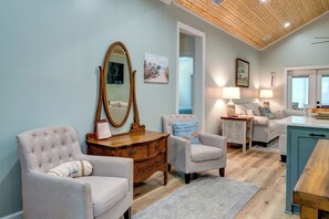 Fernseher, Tischtennisplatte, Bücher