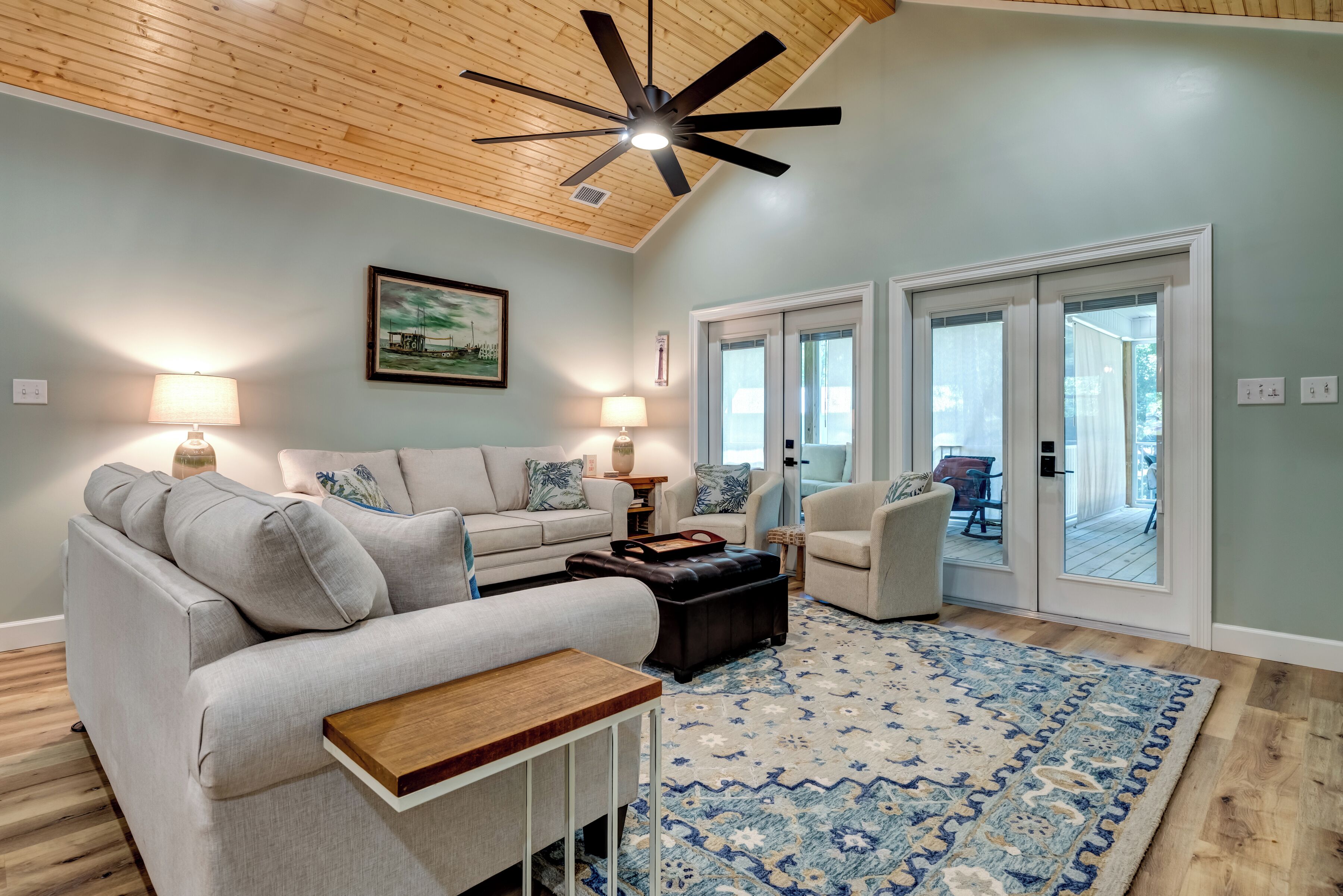 Een televisie, een tafeltennistafel en boeken