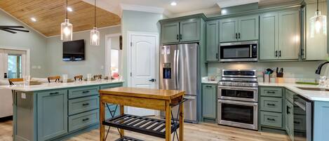 ثلاجة، ميكروويف، ماكينة لصنع القهوة/الشاي، محمصة خبز