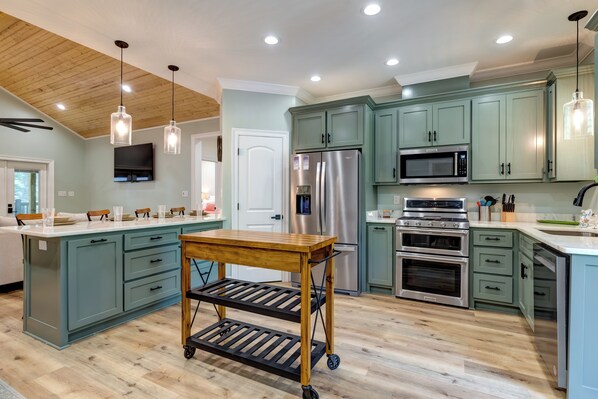 Kühlschrank, Mikrowelle, Wasserkocher mit Kaffee-/Teezubehör, Toaster